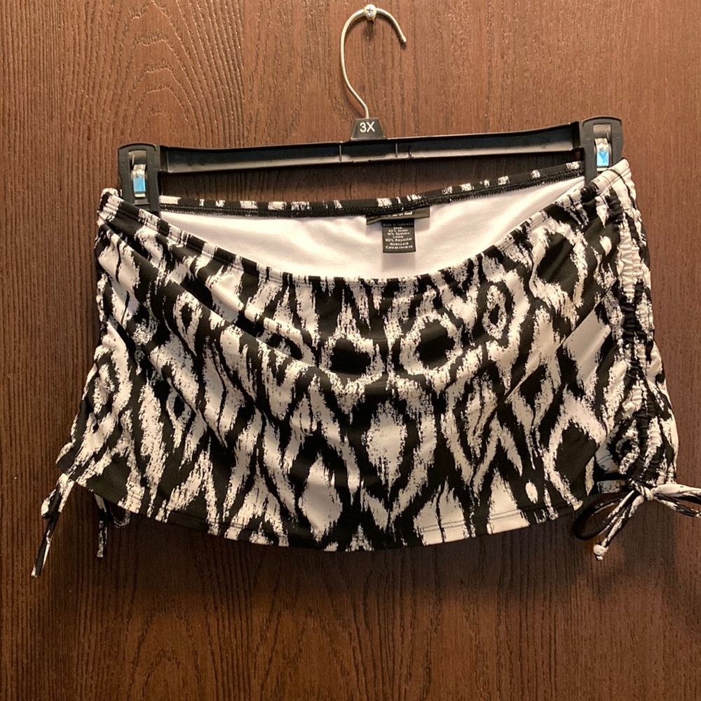 Size M swim lined skirt